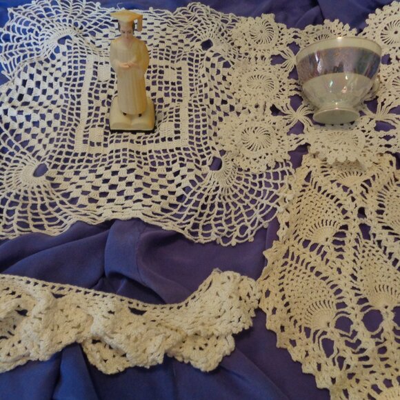 VINTAGE RETRO OLD LACE EDGE RETRO DOILYS PLASTIC FIGURINE OLD CUP LOT - Picture 11 of 16